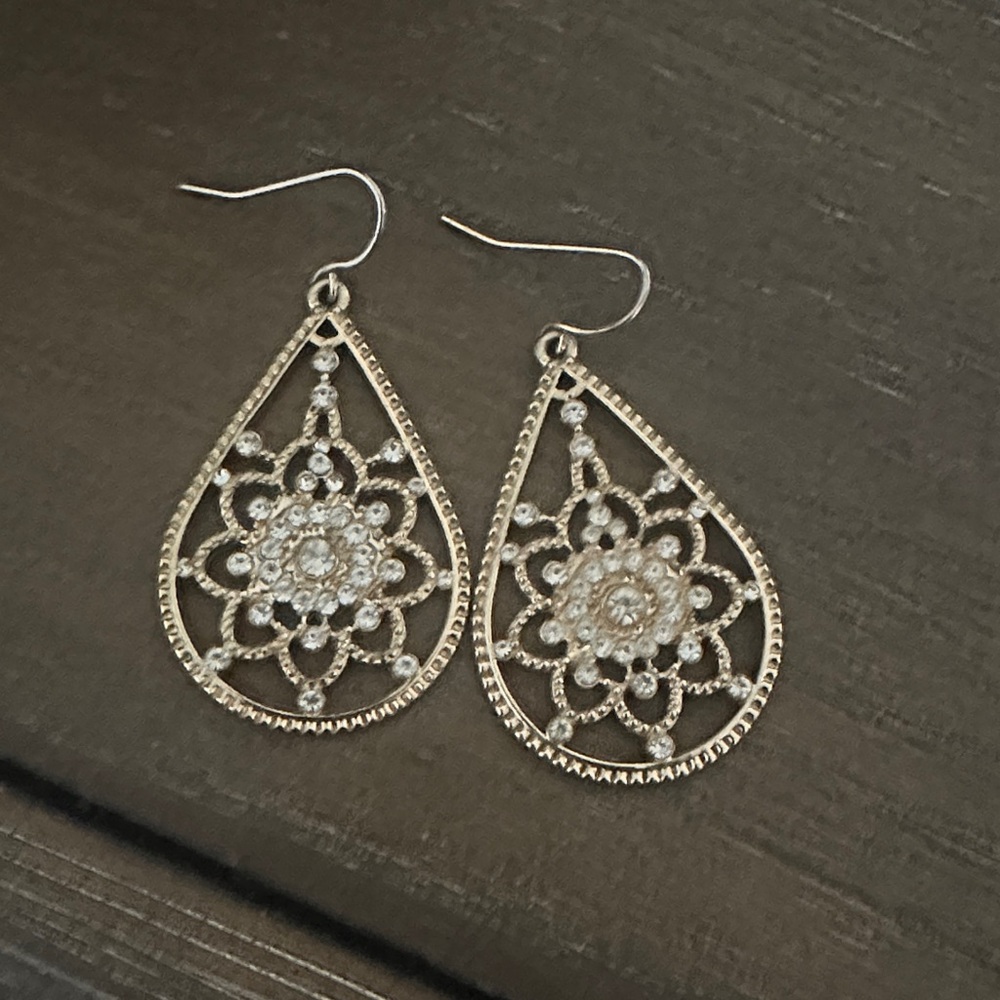 Elegant Gold Filigree Teardrop Earrings